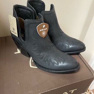 New w box beautiful Ariat black w black detail stitching leather bootie